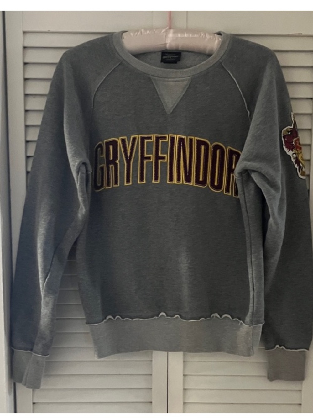 Harry Potter Wizarding World Universal Studios Gray Crew Gryffindor Sweatshirt